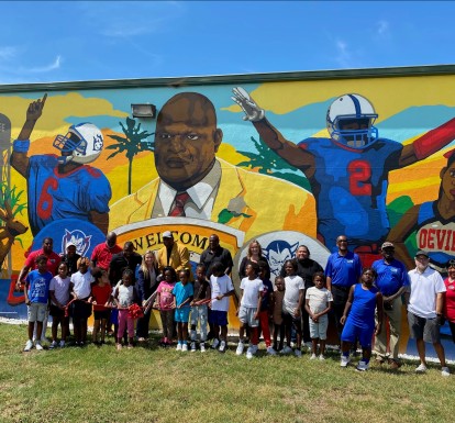 NFL All Stars unveil mural created by Pahokee school children as part of an art project sponsored by CSC.